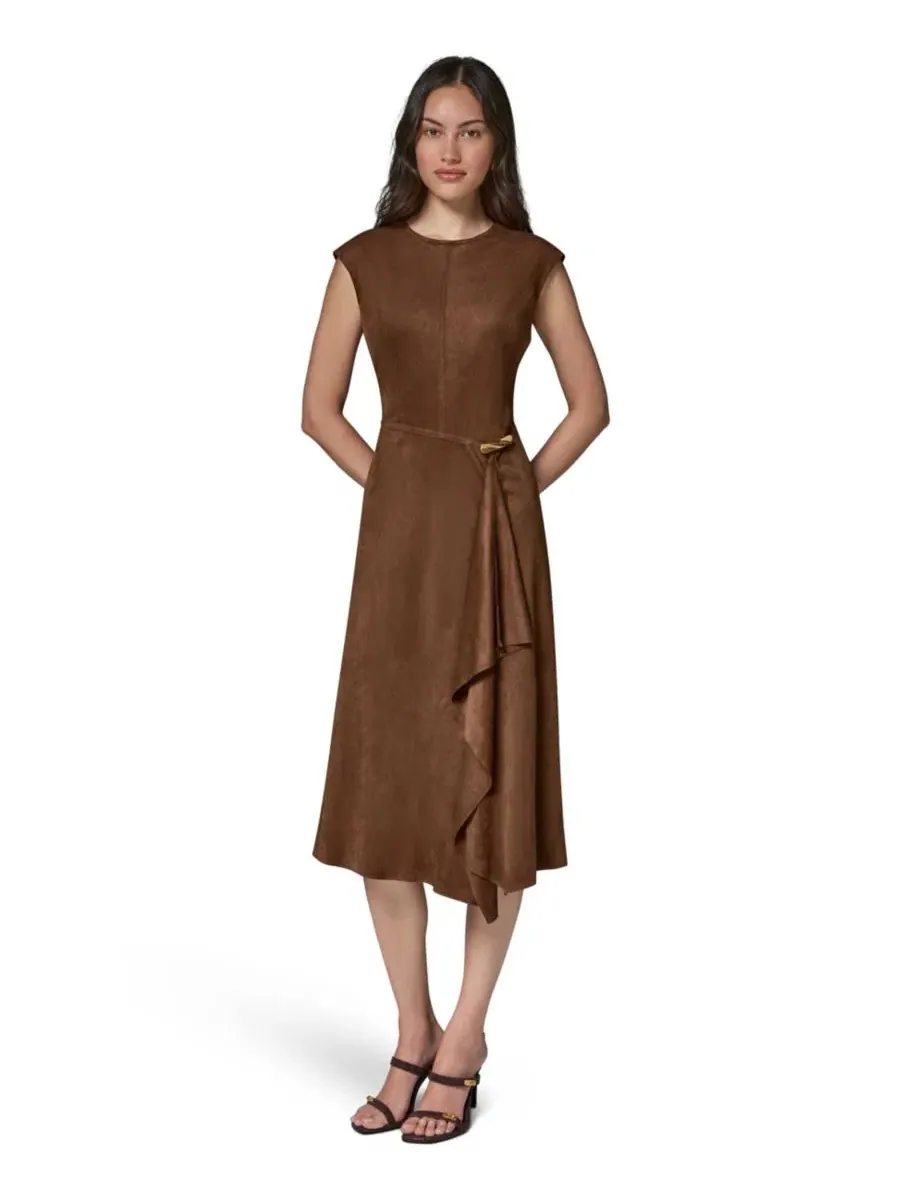 Платье миди из замши с капюшоном и рюшами Donna Karan New York — изображение 1 из 7, верблюжий