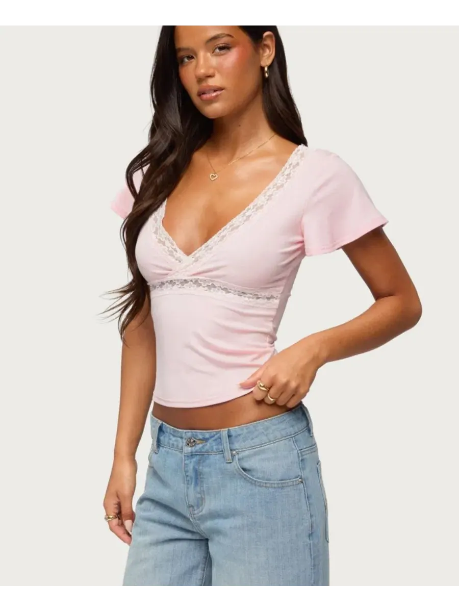 Блузка с кружевной отделкой Yvetta Lacey Flutter Sleeve Top Edikted — изображение 4 из 5, розовый