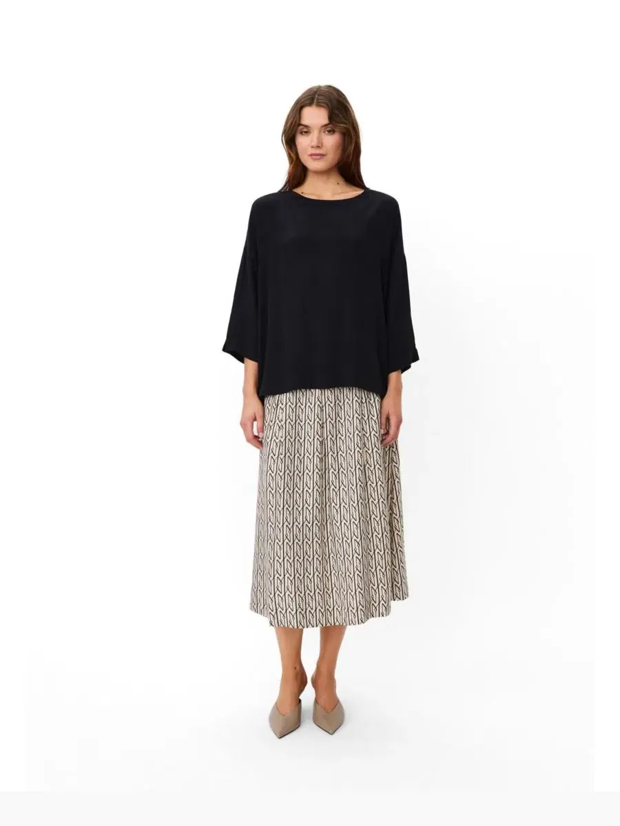 Блуза свободного кроя с запахом, 3/4 рукав, с принтом, Mabecca Round Neck Draped Blouse Masai — изображение 2 из 5, черный