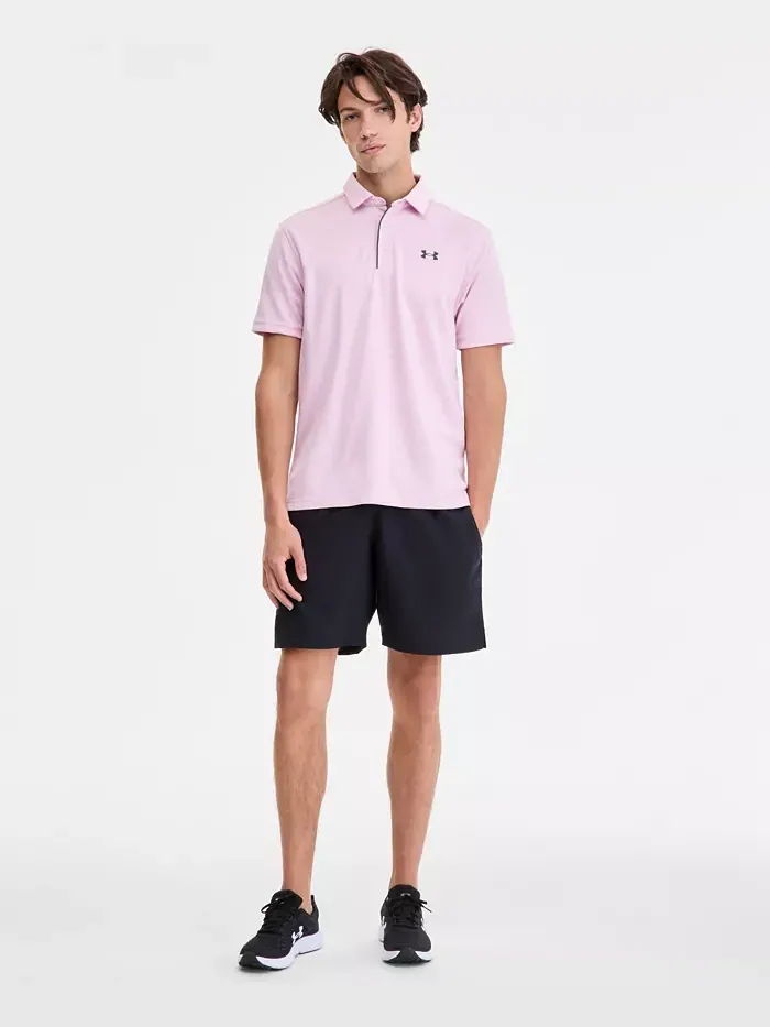 техническая поло, шорты из ткани и кроссовки Under Armour