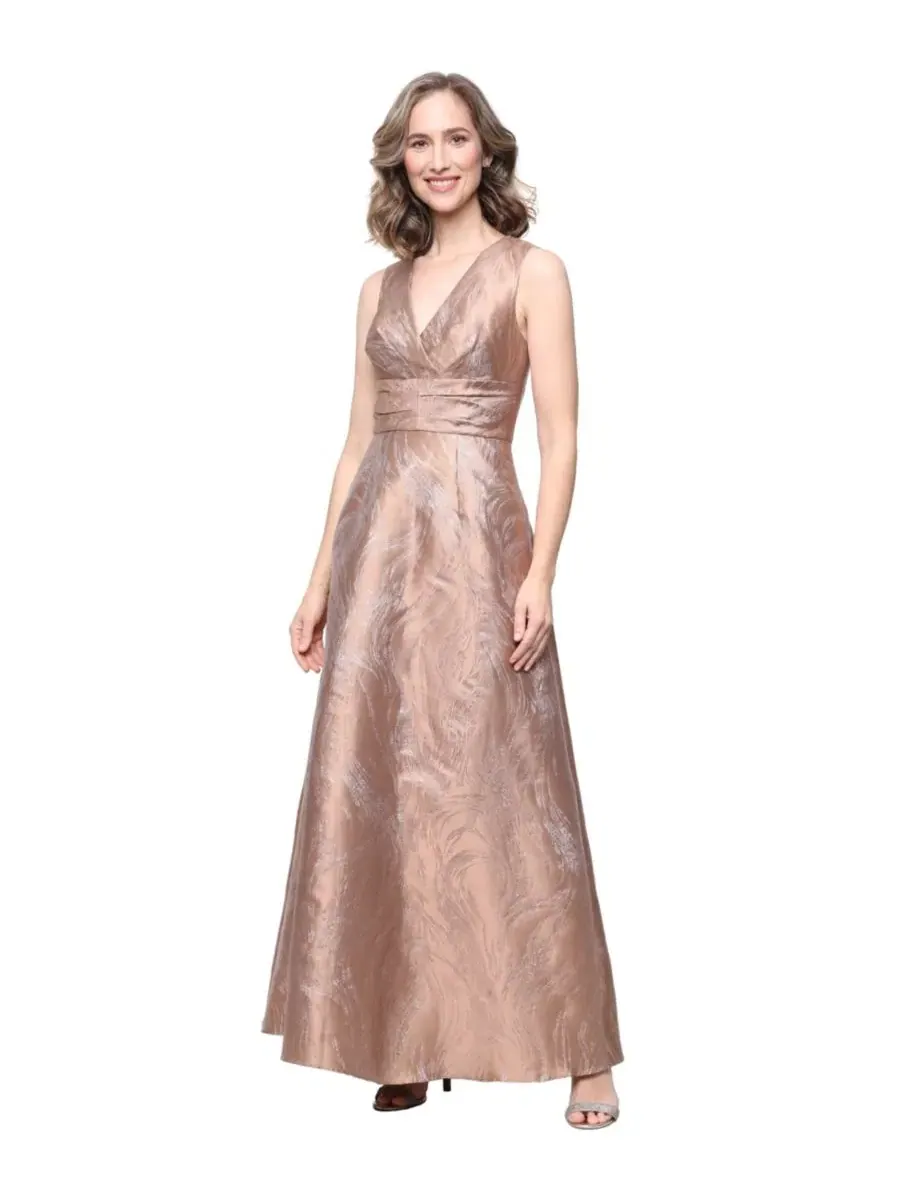 Платье-джаккард с V-образным вырезом, без рукавов, Petite Jacquard Gown Alex Evenings — изображение 1 из 3, карамель