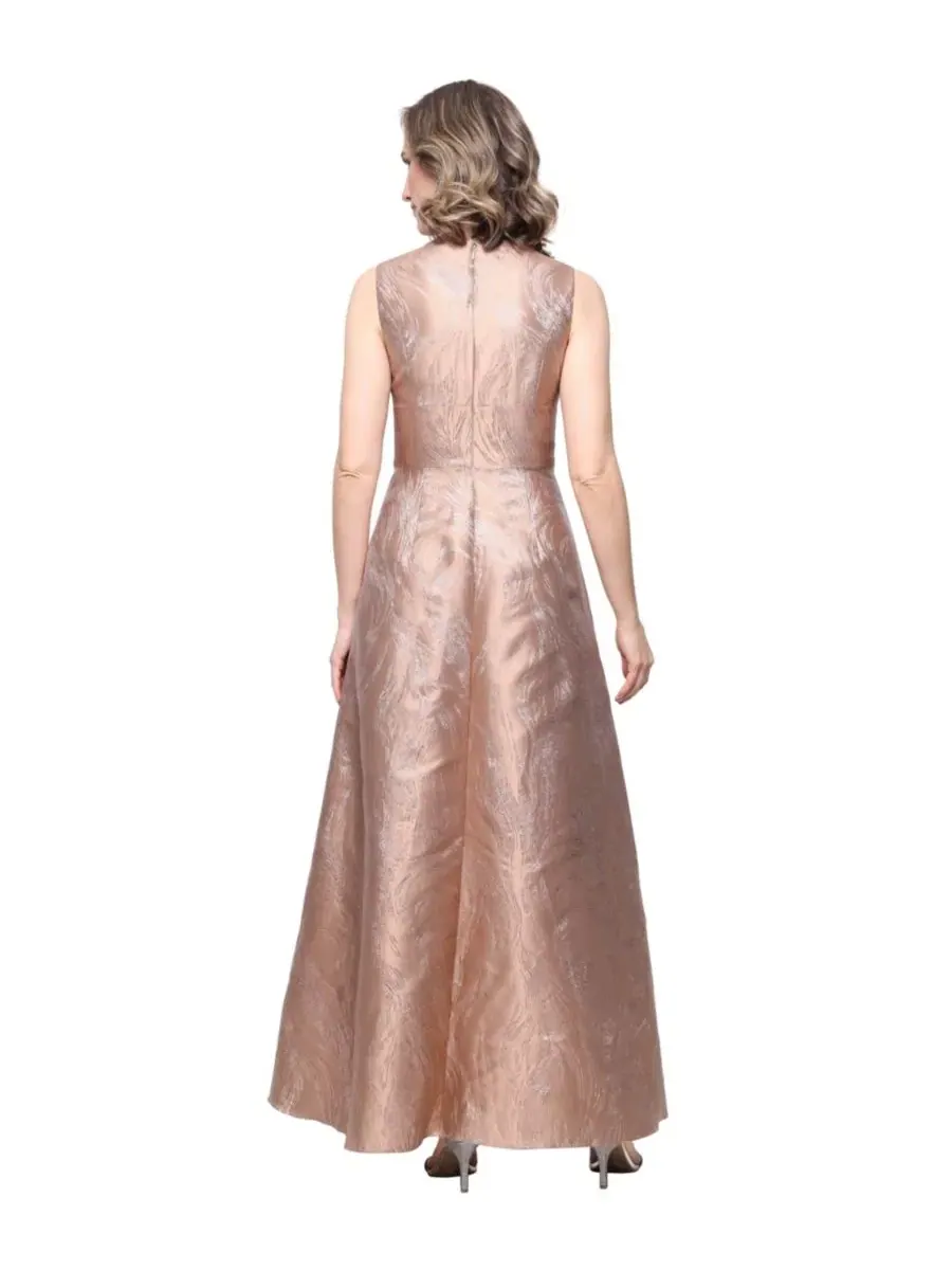 Платье-джаккард с V-образным вырезом, без рукавов, Petite Jacquard Gown Alex Evenings — изображение 3 из 3, карамель