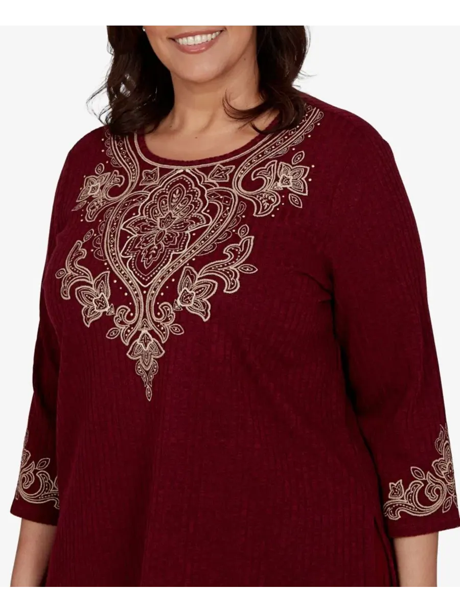 Топ с вышивкой и рукавами 3/4, Plus Size Union Square Scroll-Embroidered Alfred Dunner — изображение 4 из 5, клюквенный