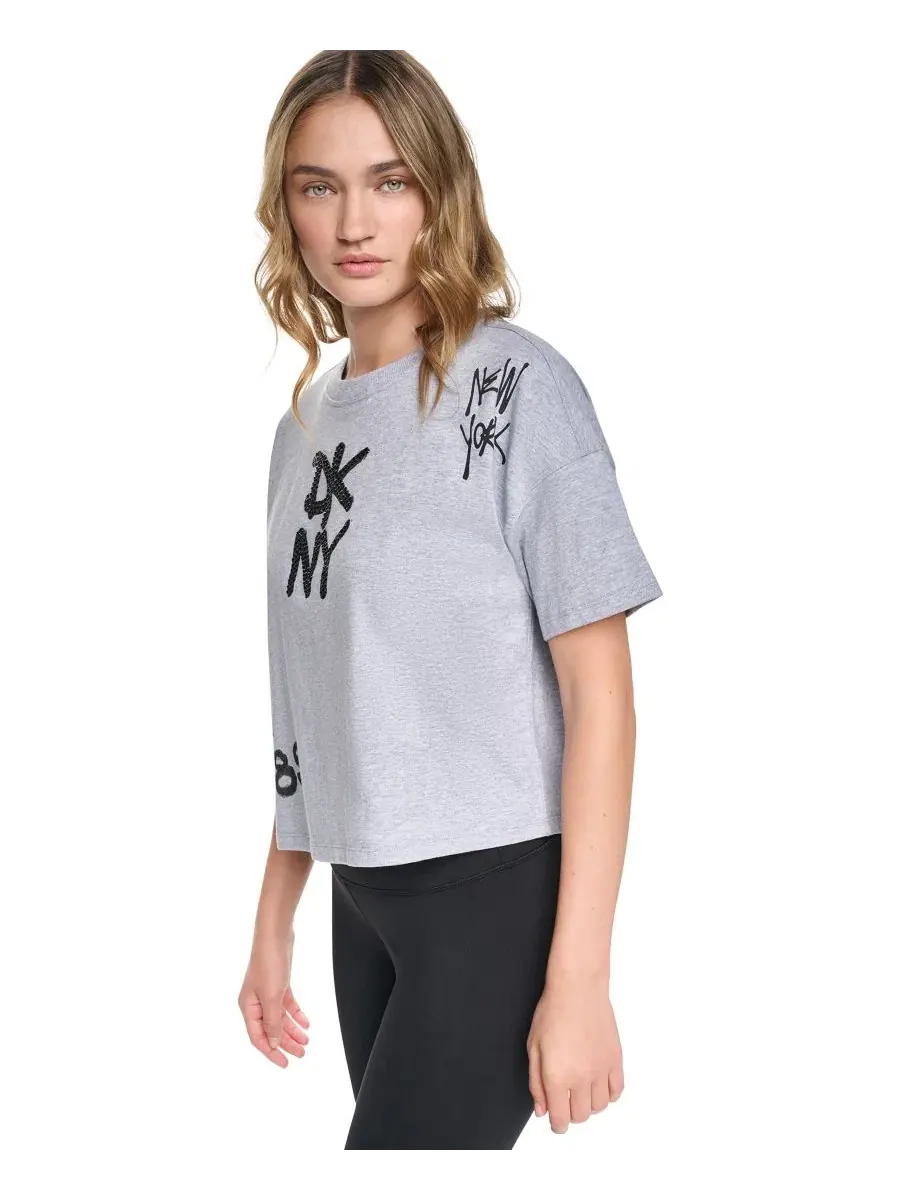 Футболка женская укороченная с принтом Graffiti Logo DKNY Sport — изображение 3 из 7, серый