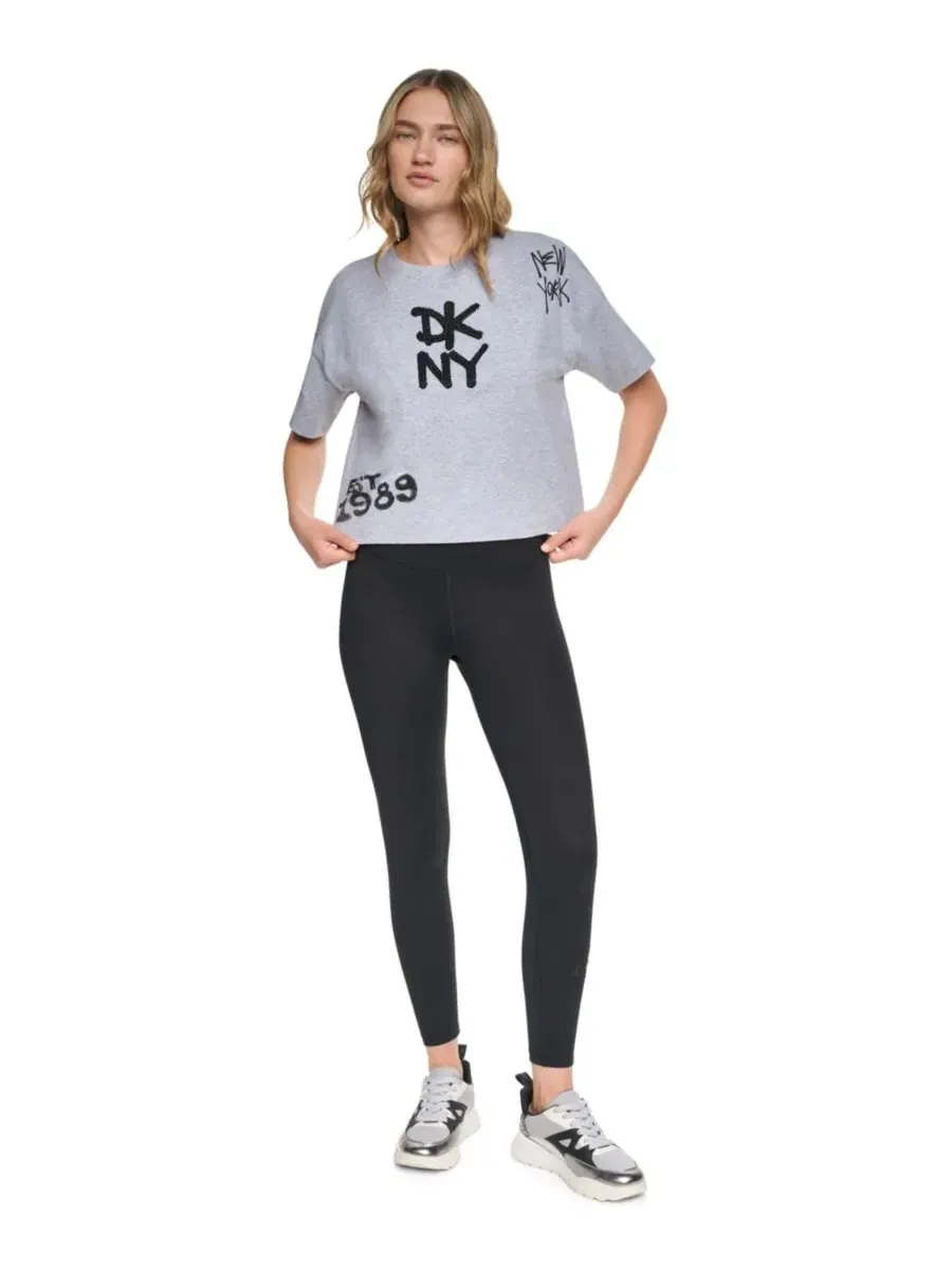 Футболка женская укороченная с принтом Graffiti Logo DKNY Sport — изображение 7 из 7, серый