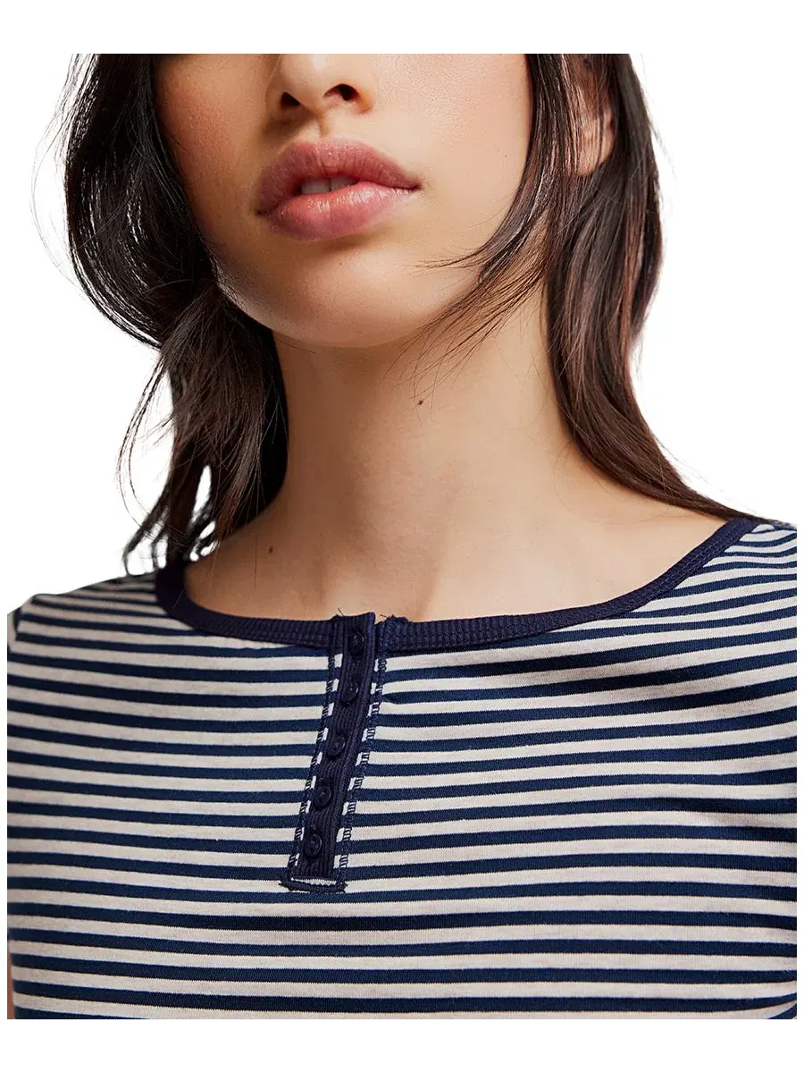 Футболка с глубоким V-вырезом Free People Morning Pages Short-Sleeve — изображение 4 из 5, темно-синий