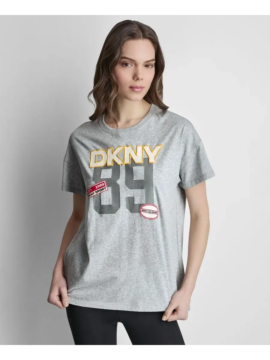 Футболка с принтом Campus Patch DKNY Sport — изображение 1 из 5, серый