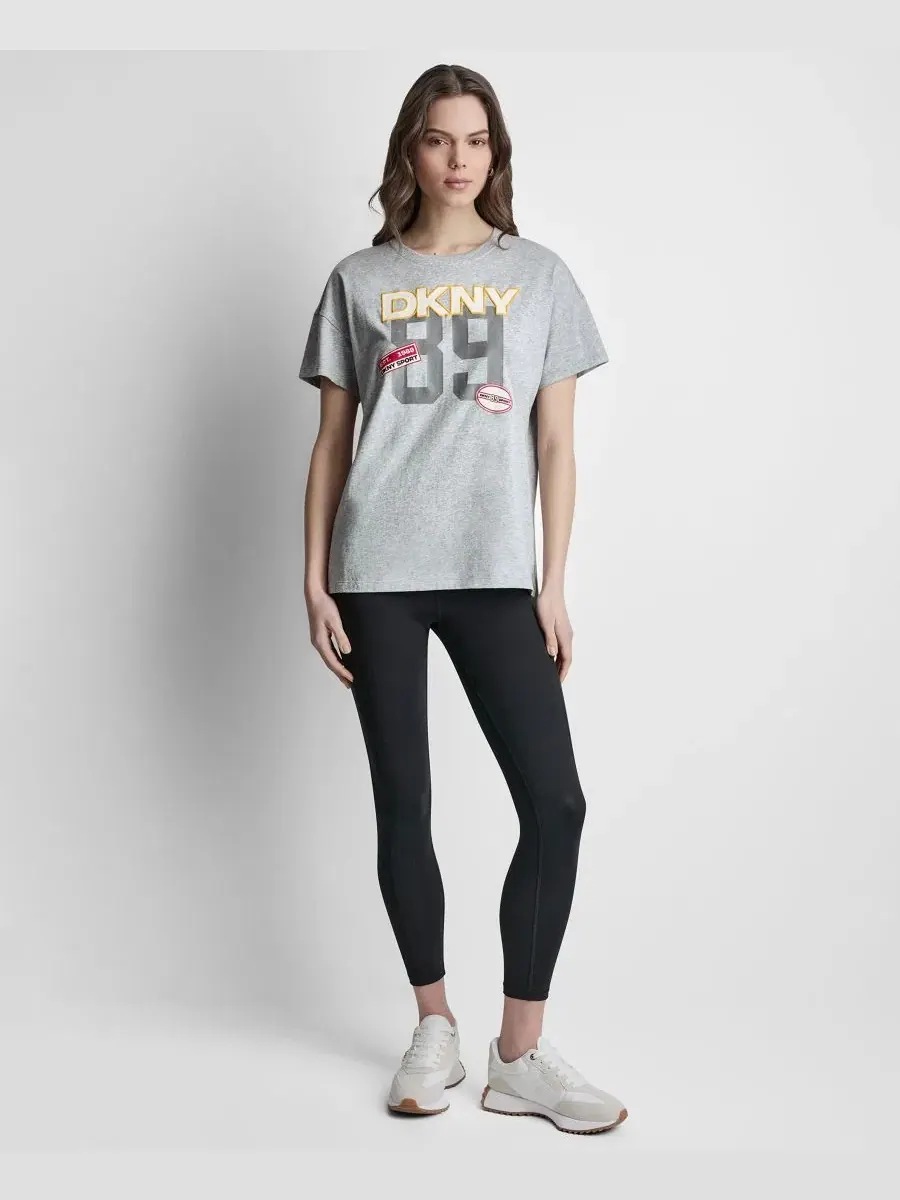 Футболка с принтом Campus Patch DKNY Sport — изображение 2 из 5, серый