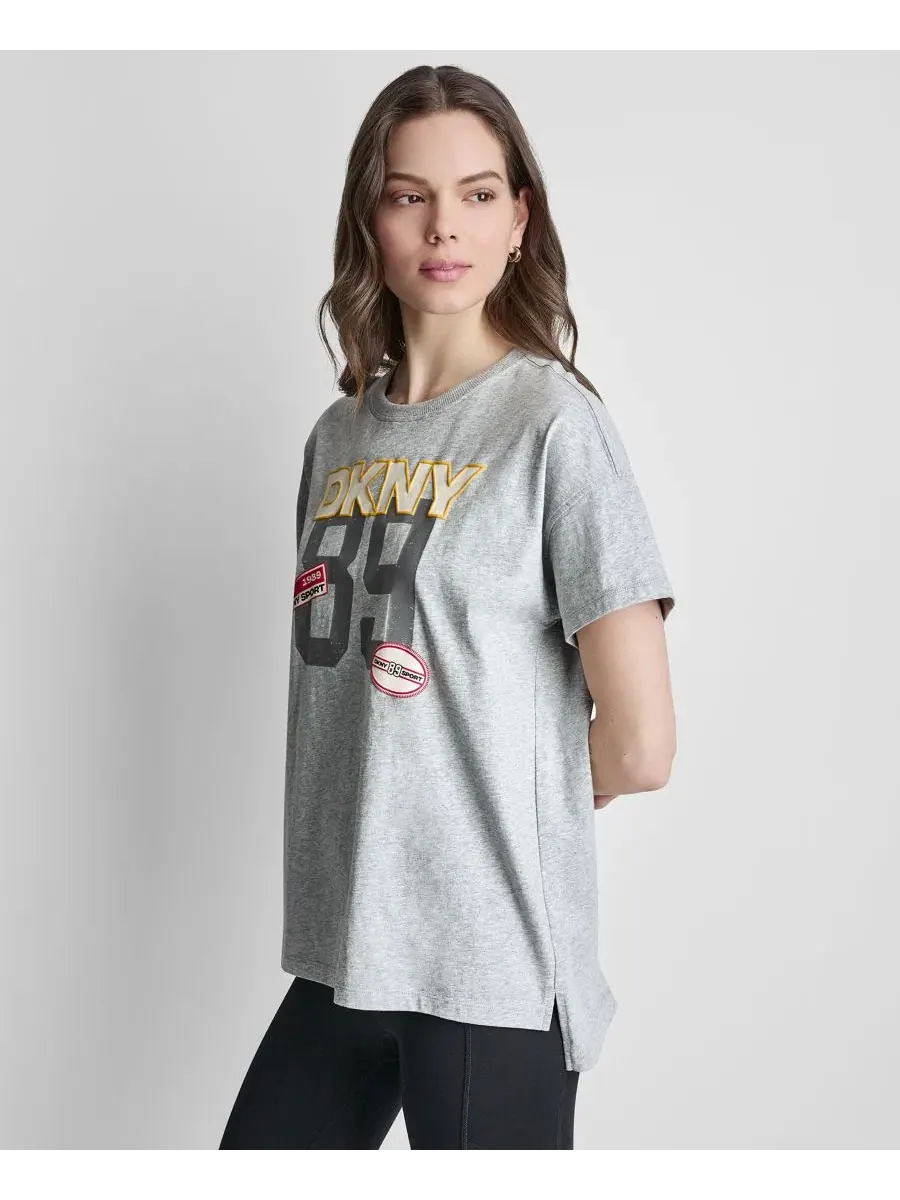 Футболка с принтом Campus Patch DKNY Sport — изображение 3 из 5, серый