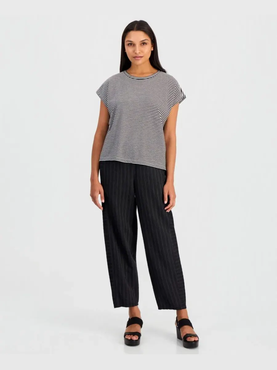 Футболка с кап-рукавом и полосатым принтом Eileen Fisher — изображение 2 из 4, черный/белый