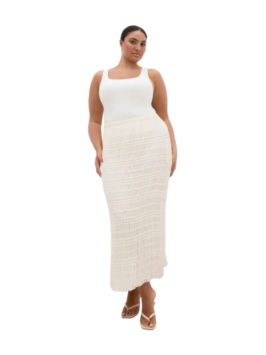 Платье-макси на резинке с рюшами Emelia High-Waisted Maxi Shirred Skirt City Chic — изображение 3 из 5, крем