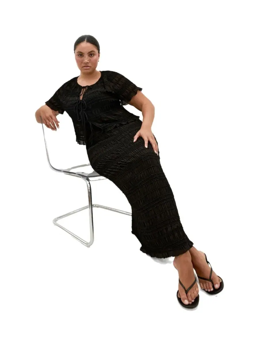 Юбка макси на кулиске с рюшами Emelia High-Waisted Maxi Shirred Skirt CITY CHIC — изображение 3 из 5, черный