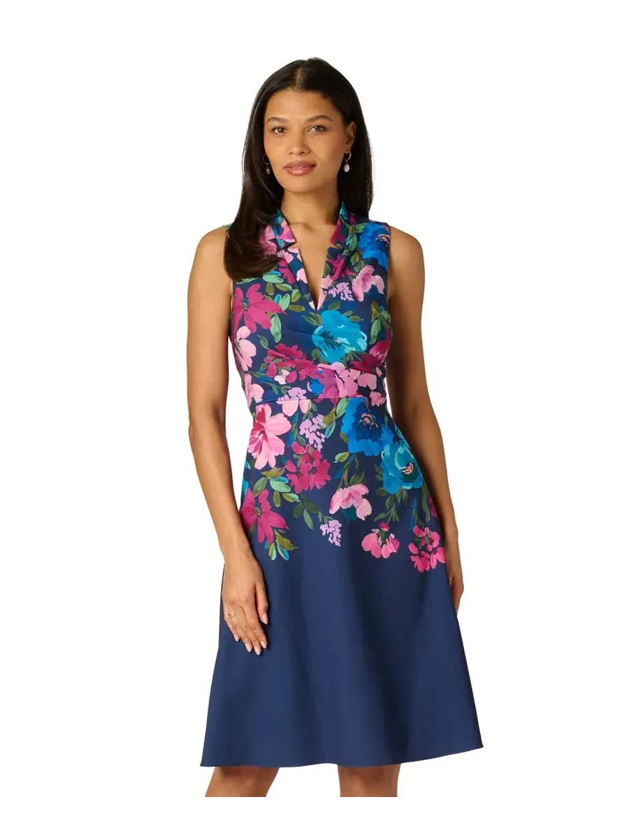 Платье миди без рукавов с цветочным принтом Petite Border Floral V-Neck Midi Dress Adrianna Papell — изображение 3 из 5