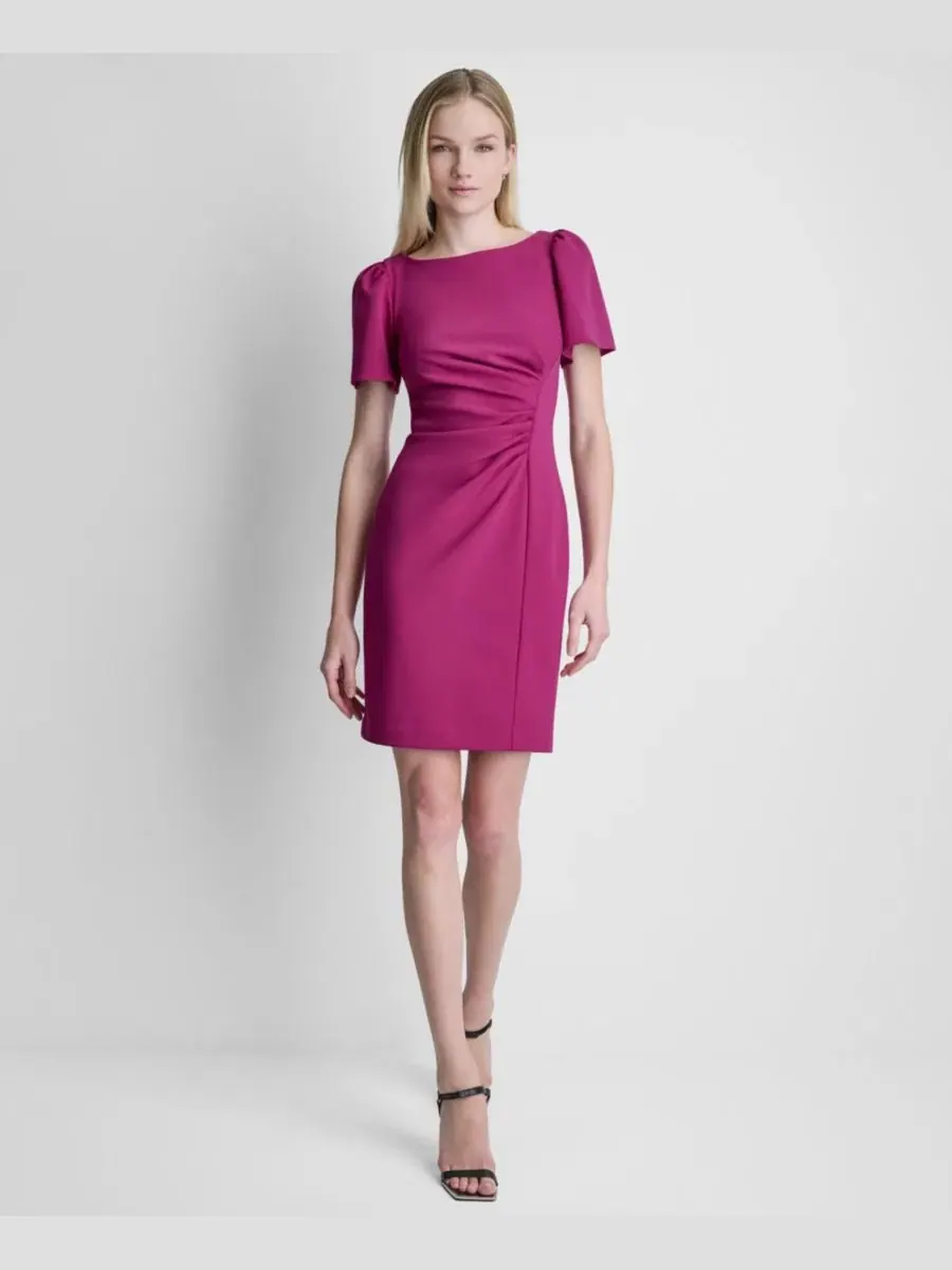 Платье с коротким рукавом-фонарик, утягивающим лифом, модель Boat Neck Ruched DKNY — изображение 1 из 5, черничный