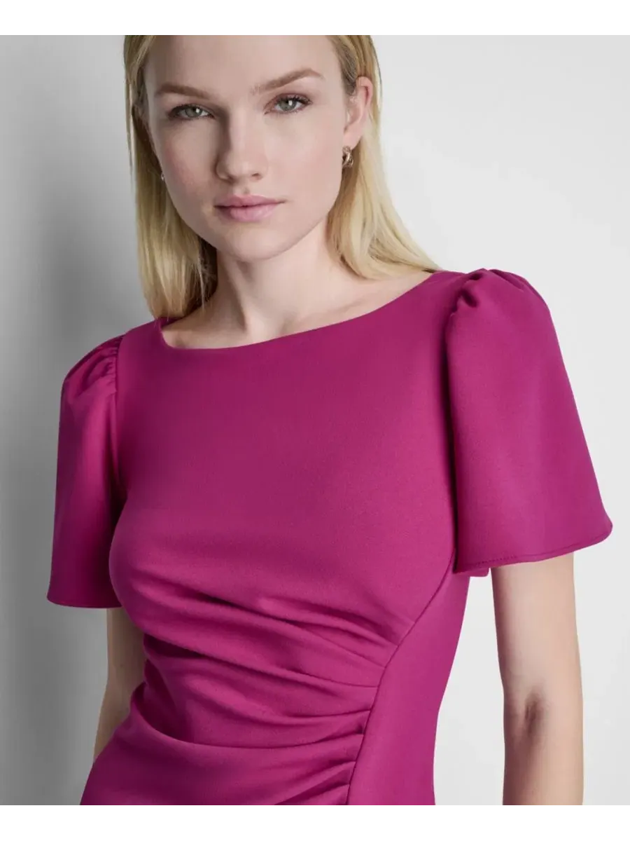 Платье с коротким рукавом-фонарик, утягивающим лифом, модель Boat Neck Ruched DKNY — изображение 4 из 5, черничный