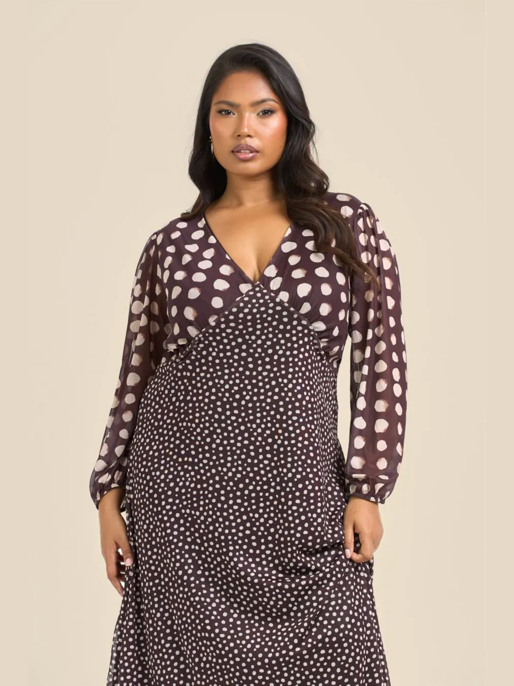 Женское миди-платье в горошек из сетчатой ткани FASHION-SZN CURVE — изображение 3 из 8, коричневый