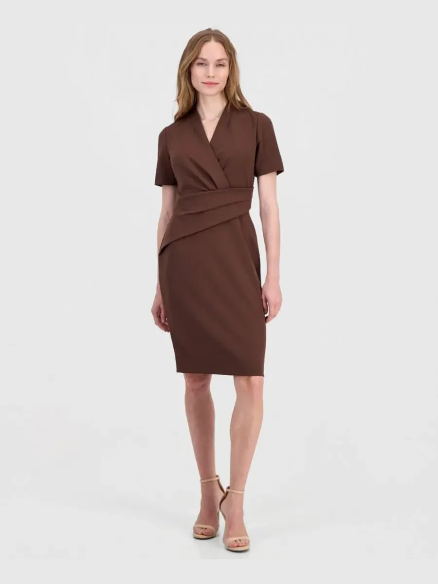 Платье-футляр с V-образным вырезом Anne Klein — изображение 1 из 3, патока