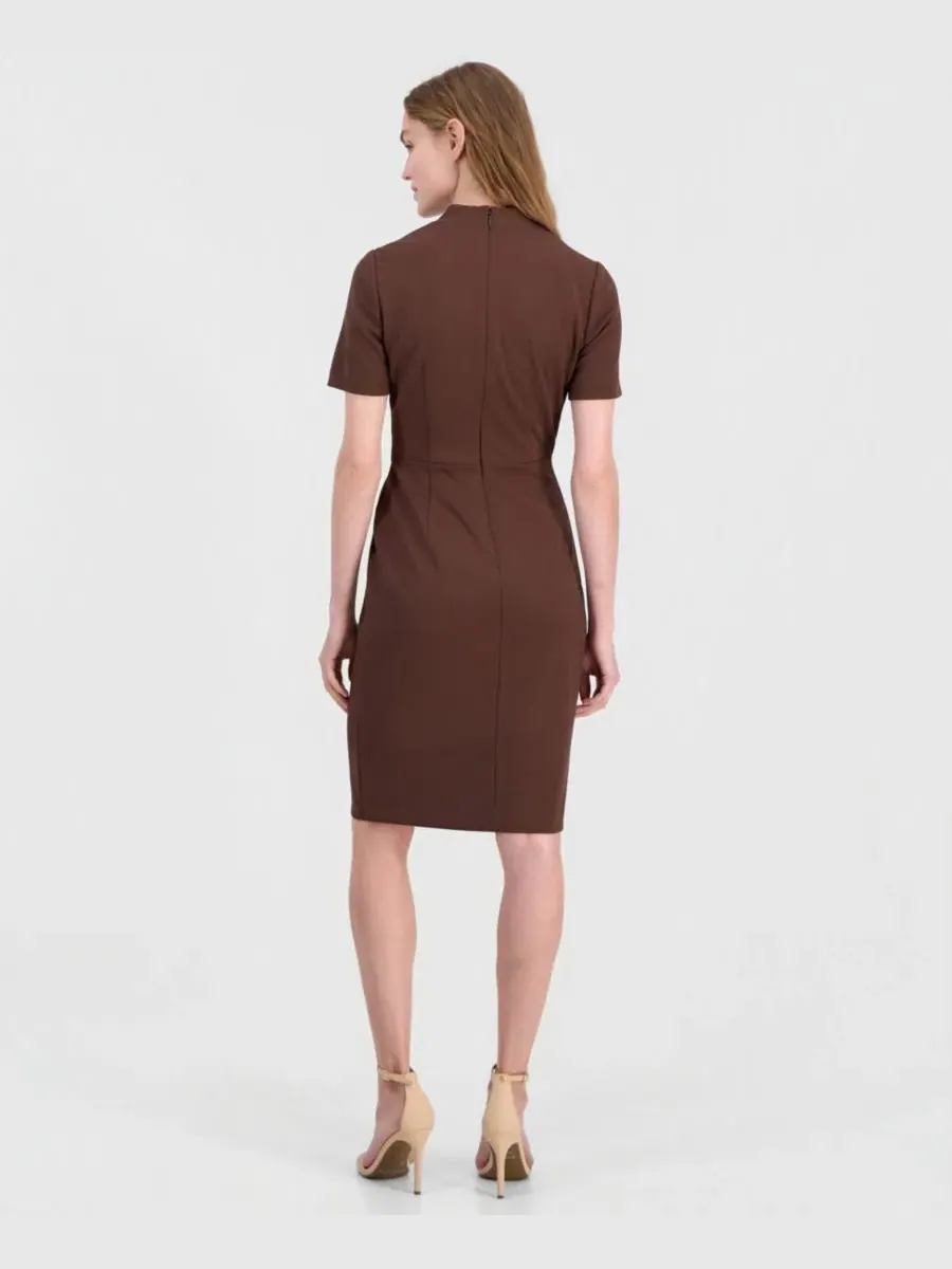 Платье-футляр с V-образным вырезом Anne Klein — изображение 2 из 3, патока