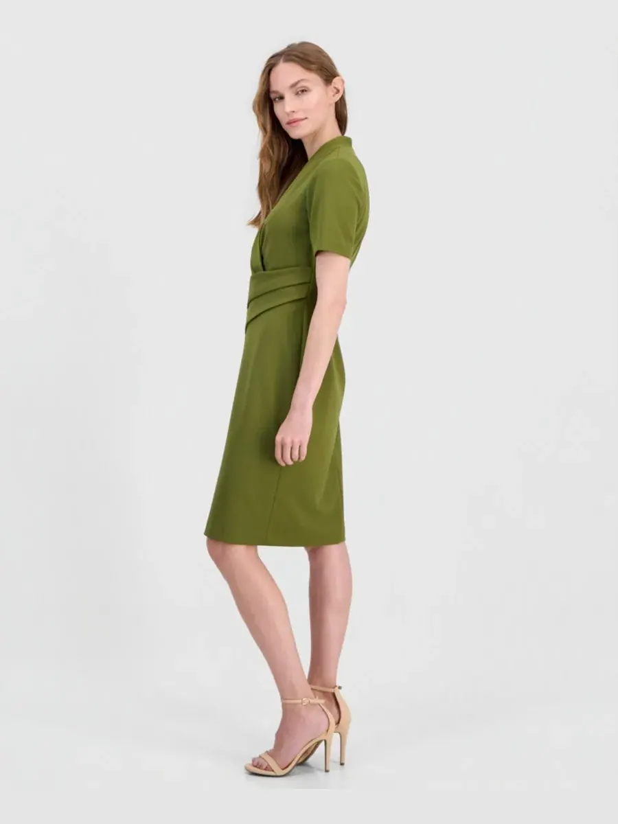 Платье-футляр с запахом и драпировкой Anne Klein — изображение 2 из 5, зеленый