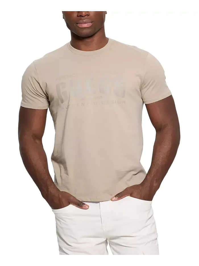 Мужская футболка с логотипом Relaxed Fit с коротким рукавом и круглым вырезом GUESS — изображение 1 из 4, бежевый