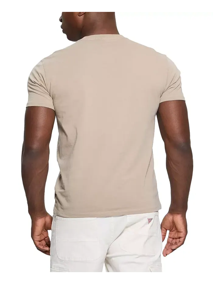 Мужская футболка с логотипом Relaxed Fit с коротким рукавом и круглым вырезом GUESS — изображение 4 из 4, бежевый