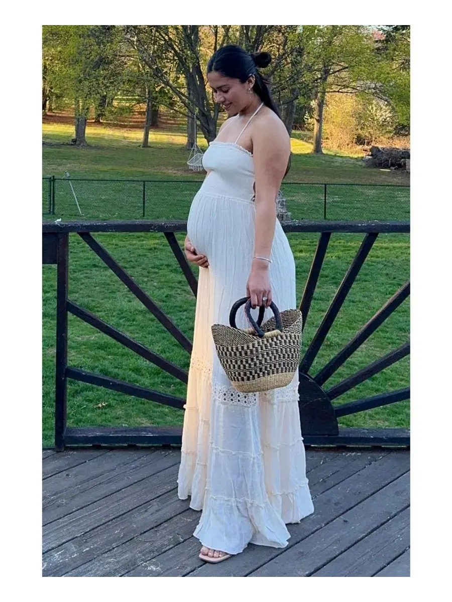 Платье-макси для беременных на бретелях, с открытой спиной, модель Smocked Open Back Maxi Dress — изображение 2 из 4, бежевый