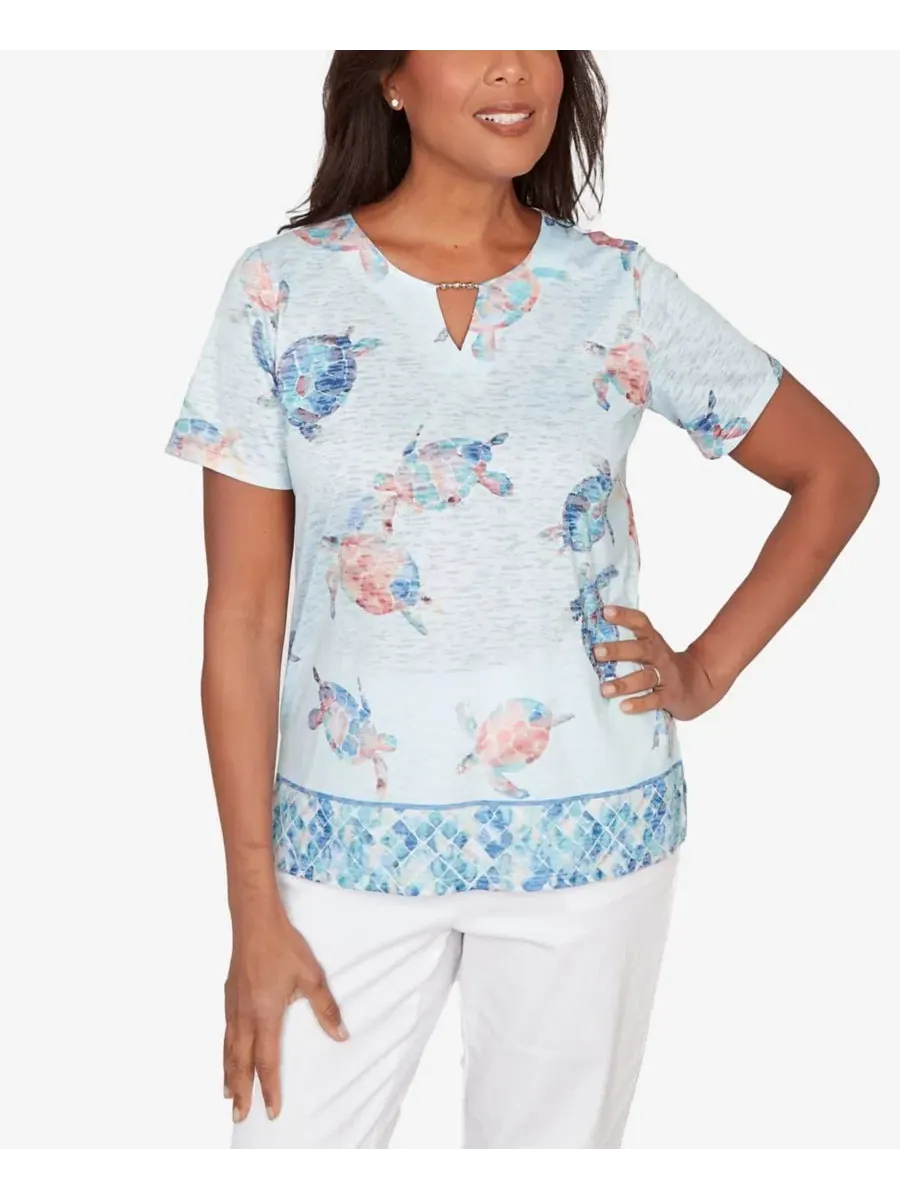 Блузка с принтом морской черепахи Petite Sea Turtle Border Split Neck Top Alfred Dunner — изображение 1 из 5, мульти