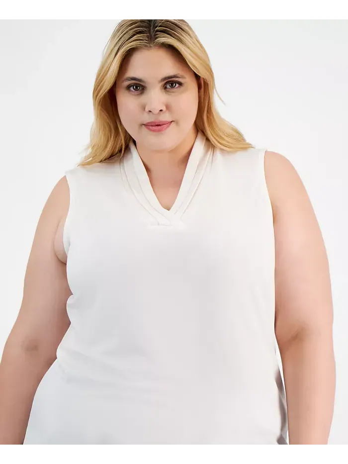 Женская блузка без рукавов с плиссировкой и V-образным вырезом Plus Size Anne Klein — изображение 3 из 4, белый
