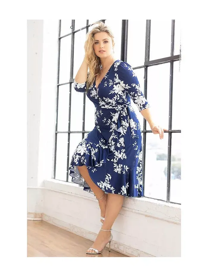 Платье-миди с запахом и воланами Plus Size Flirty Flounce с рукавами 3/4 Kiyonna — изображение 5 из 5, темно-синий