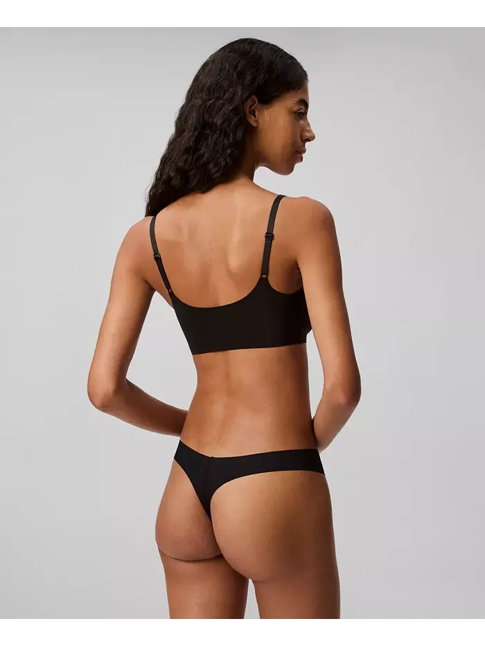 Женские трусы-стринги Invisibles из микрофибры с эффектом стрейч D3428 Calvin Klein — изображение 4 из 6, черный