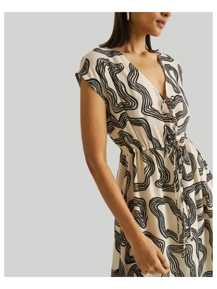 Платье с глубоким V-вырезом, модель Deep V-neck Gathered Dress Reistor — изображение 4 из 9, кремовый