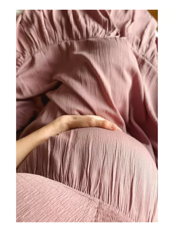 Беременное платье миди с V-образным вырезом и сборками в цвете маув Pinkblush — изображение 5 из 5, сирень