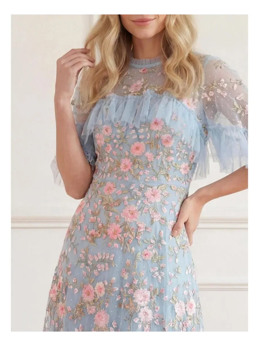 Платье-макси с накидкой Eden Rose Cape Ankle Gown Needle & Thread — изображение 4 из 5, голубой/мульти