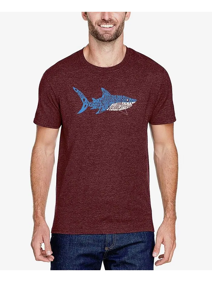 Мужская футболка премиум-класса Daddy Shark Word Art с короткими рукавами LA Pop Art — изображение 1 из 3, бордовый