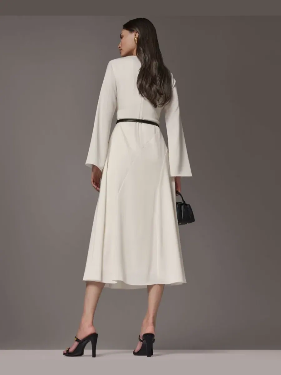 Платье-трапеция с запахом и длинным рукавом из сатина Donna Karan New York — изображение 7 из 8, белый