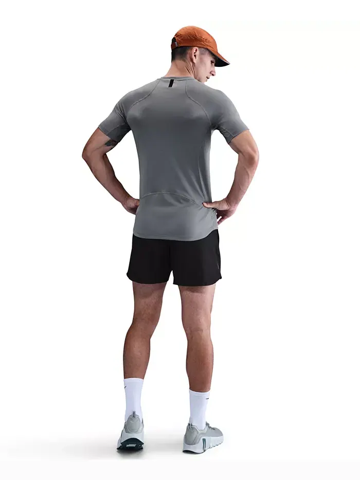 Мужская профессиональная тренировочная футболка Dri-Fit с коротким рукавом Nike — изображение 2 из 4, серый/черный