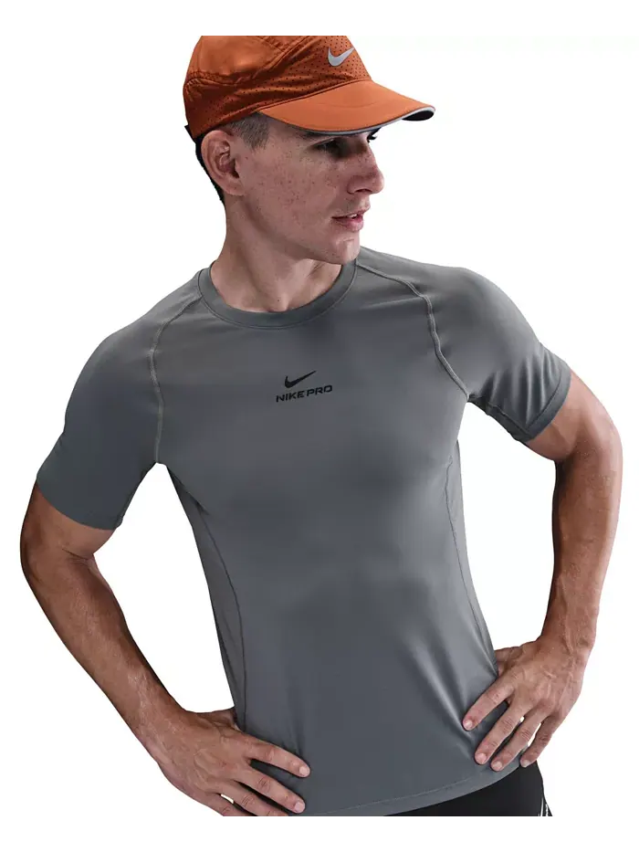 Мужская профессиональная тренировочная футболка Dri-Fit с коротким рукавом Nike — изображение 4 из 4, серый/черный