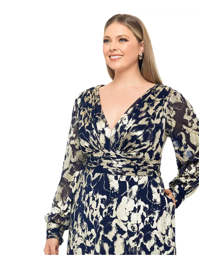 Платье А-силуэта с V-образным вырезом и металлизированной сеткой, plus size Betsy & Adam — изображение 4 из 5