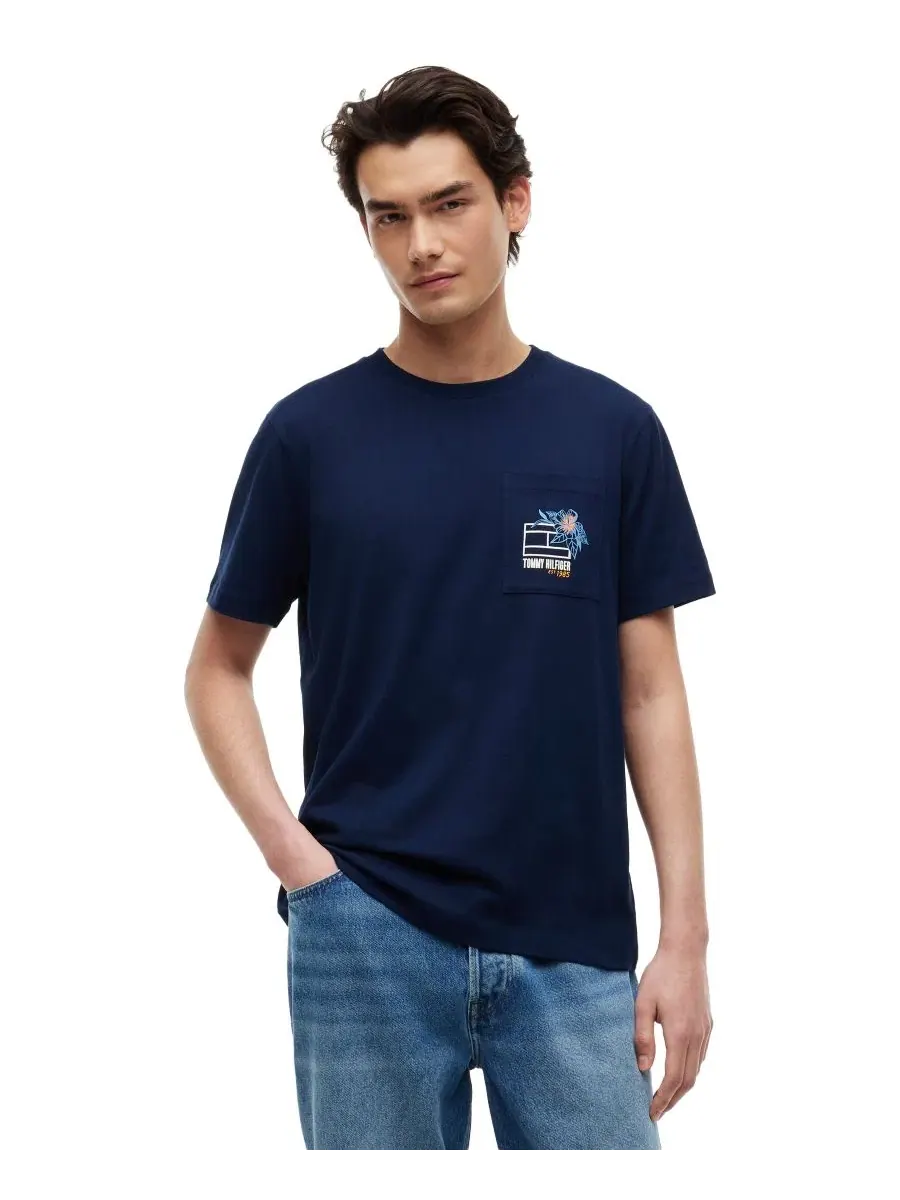Мужская летняя футболка прямого кроя с цветочным принтом и карманом Tommy Hilfiger — изображение 1 из 4, темно-синий