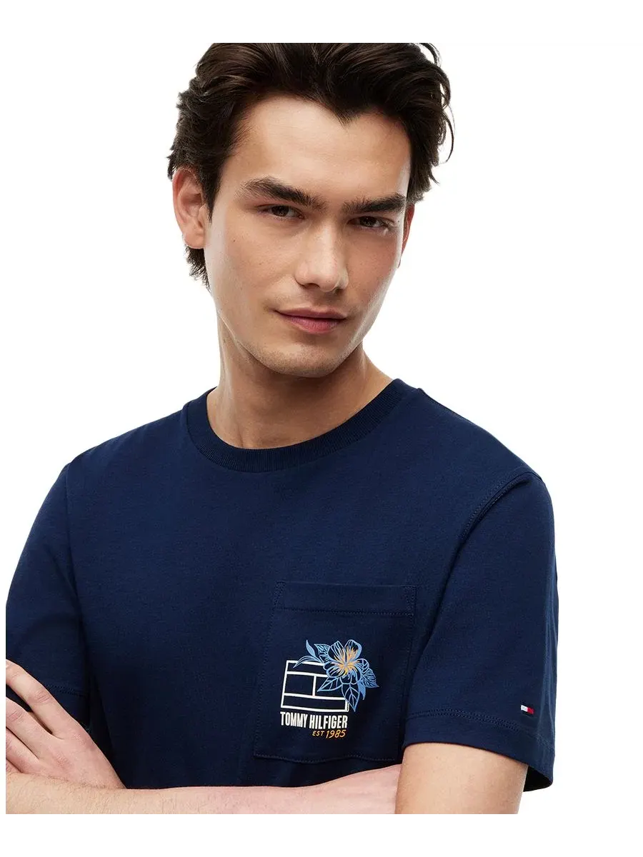 Мужская летняя футболка прямого кроя с цветочным принтом и карманом Tommy Hilfiger — изображение 3 из 4, темно-синий