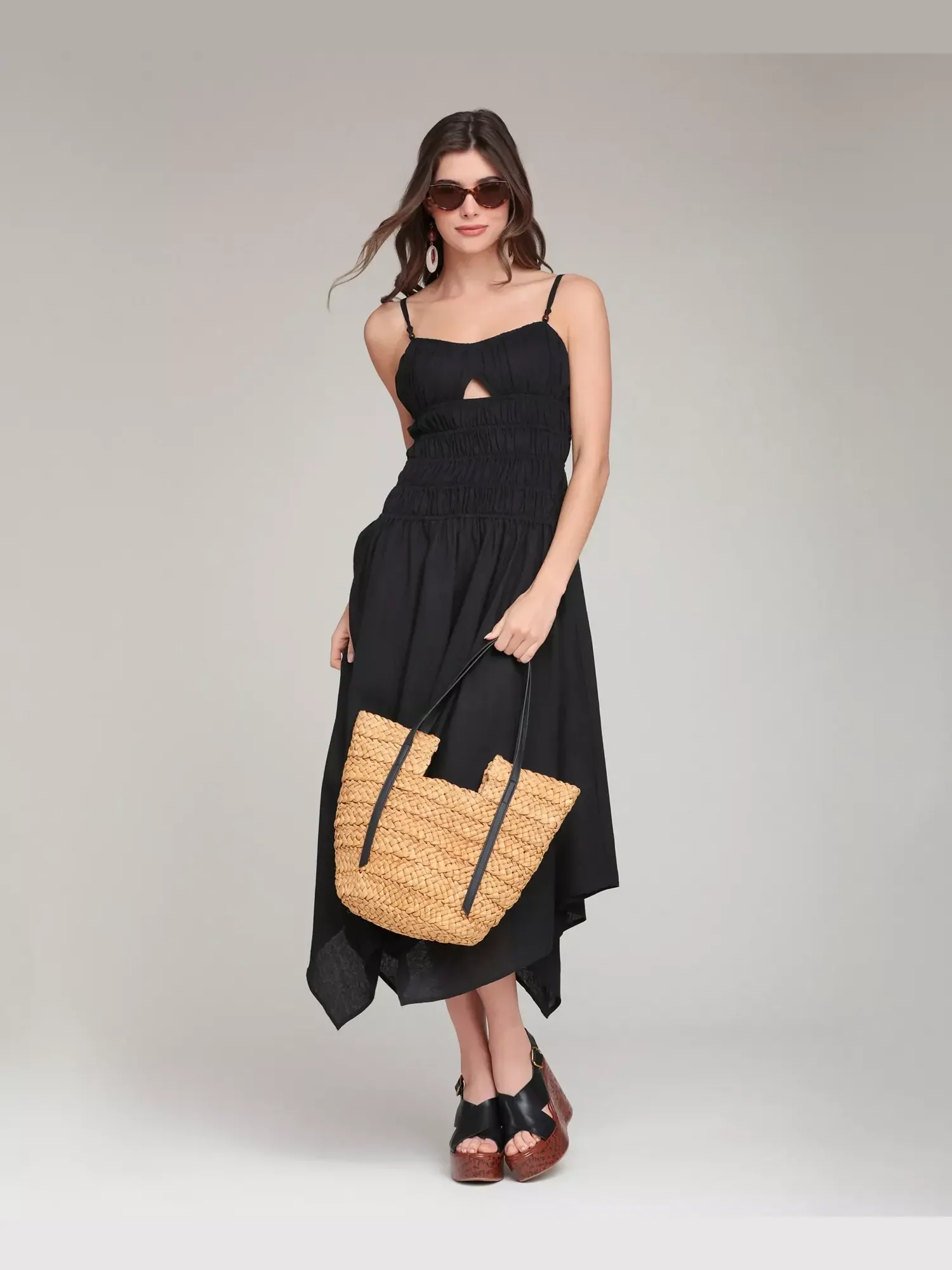 Платье Avec Les Filles Shirred Handkerchief Hem Linen Blend Asymmetric Midi — изображение 2 из 5, черный