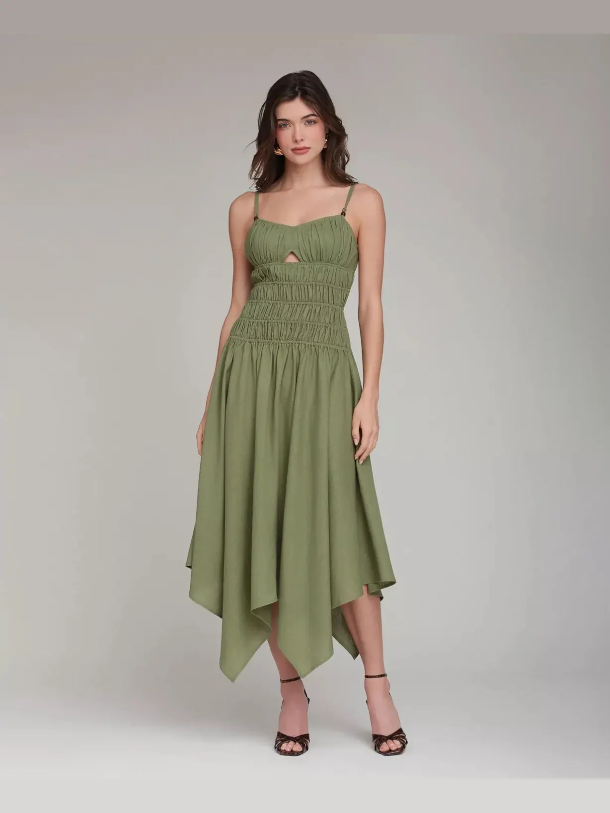 Платье Avec Les Filles Shirred Handkerchief Hem Linen Blend Asymmetric Midi — изображение 1 из 6, оливковый