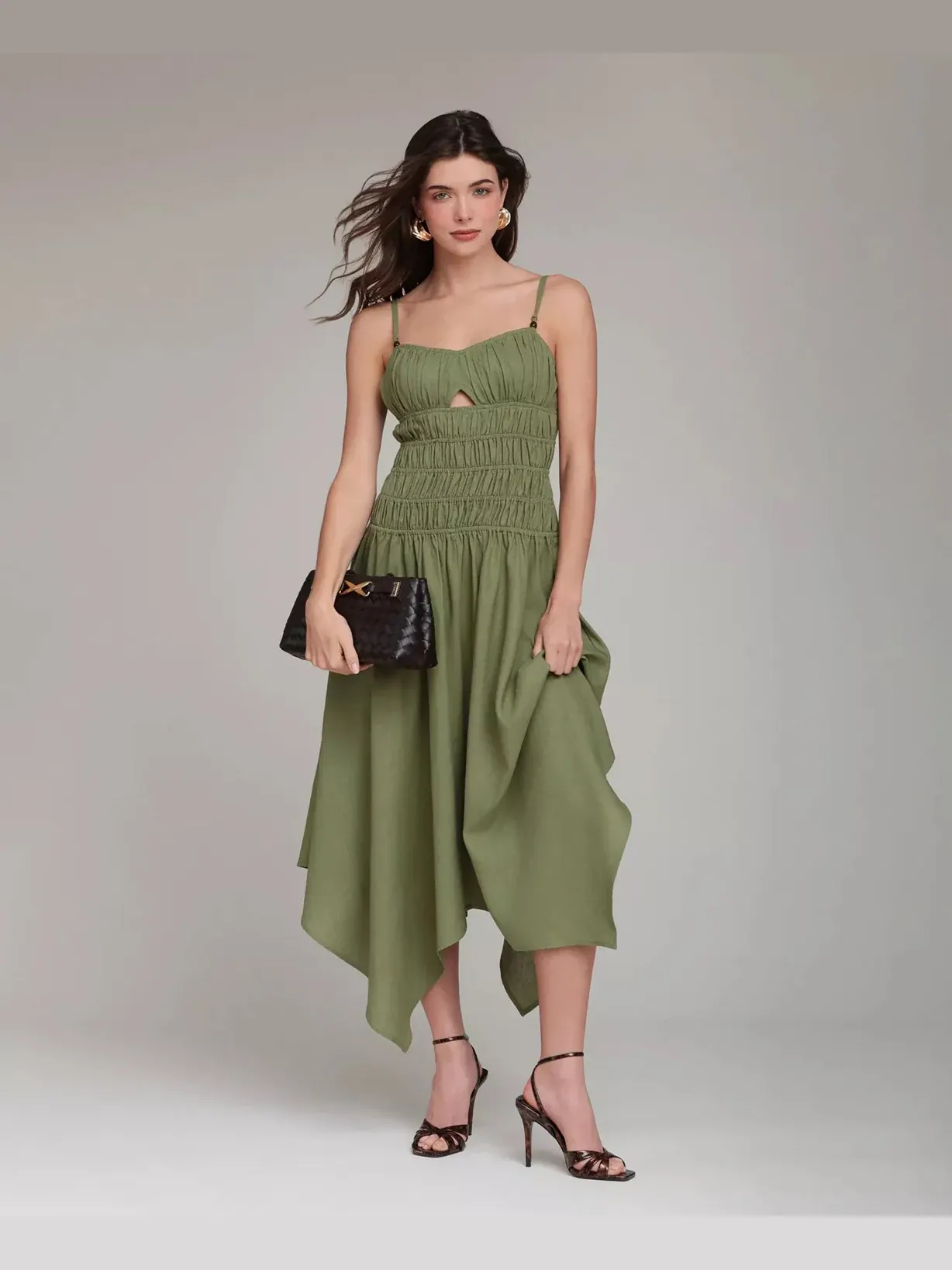 Платье Avec Les Filles Shirred Handkerchief Hem Linen Blend Asymmetric Midi — изображение 2 из 6, оливковый