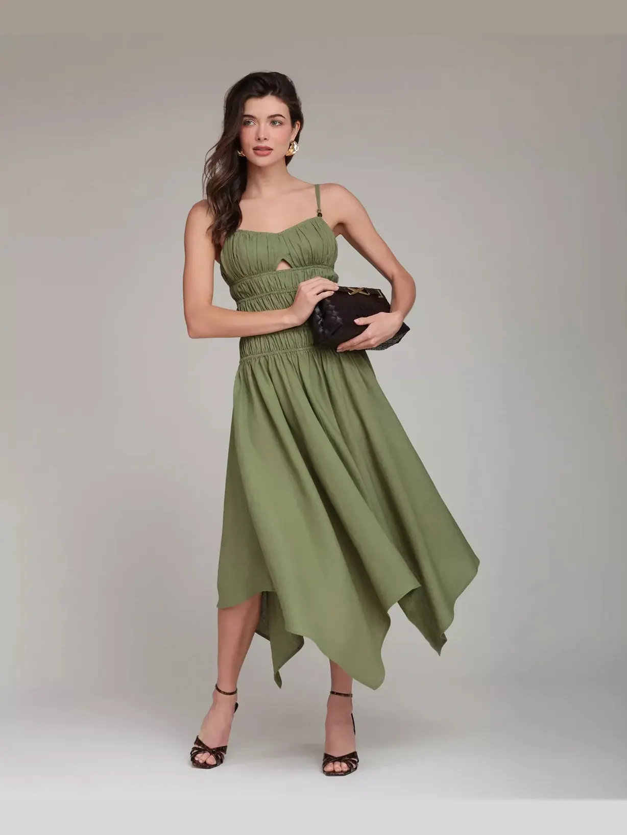 Платье Avec Les Filles Shirred Handkerchief Hem Linen Blend Asymmetric Midi — изображение 3 из 6, оливковый