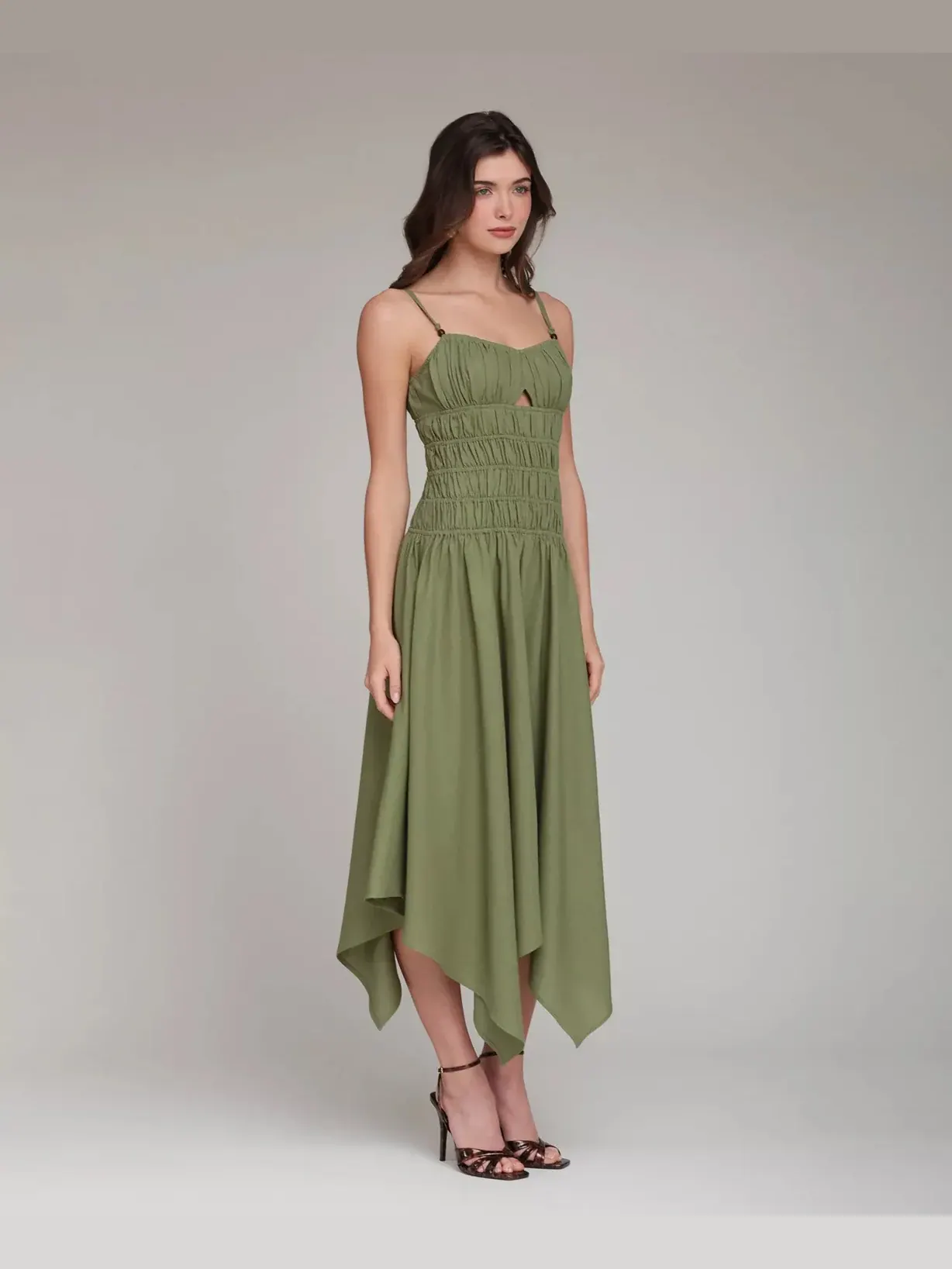 Платье Avec Les Filles Shirred Handkerchief Hem Linen Blend Asymmetric Midi — изображение 4 из 6, оливковый