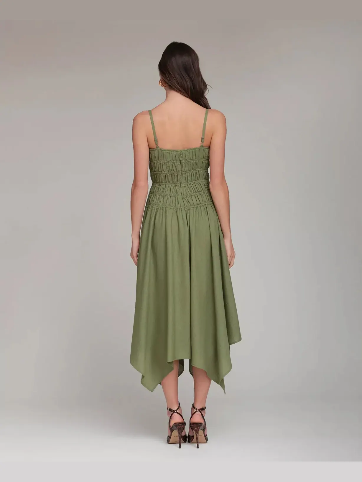 Платье Avec Les Filles Shirred Handkerchief Hem Linen Blend Asymmetric Midi — изображение 6 из 6, оливковый
