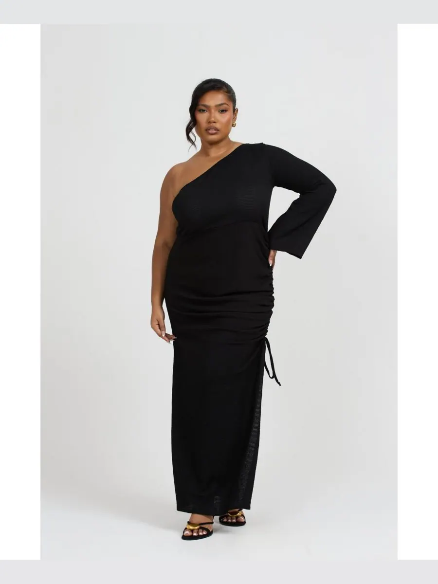 Женское длинное платье на одно плечо с расклешенными рукавами FASHION-SZN CURVE — черный
