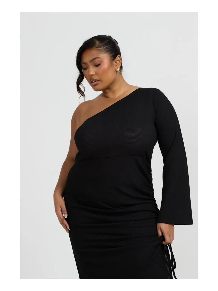 Женское длинное платье на одно плечо с расклешенными рукавами FASHION-SZN CURVE — изображение 4 из 8, черный