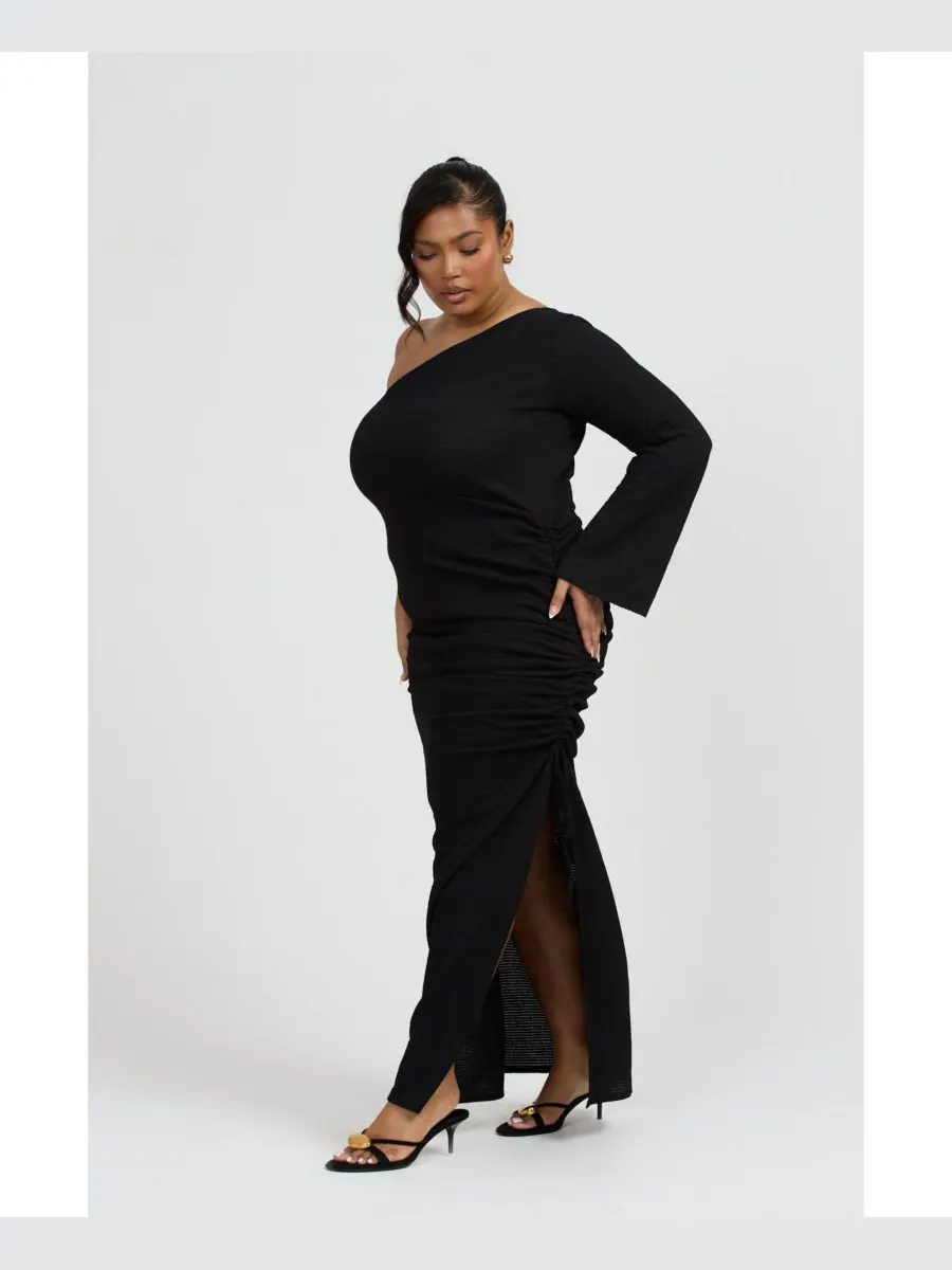 Женское длинное платье на одно плечо с расклешенными рукавами FASHION-SZN CURVE — изображение 7 из 8, черный