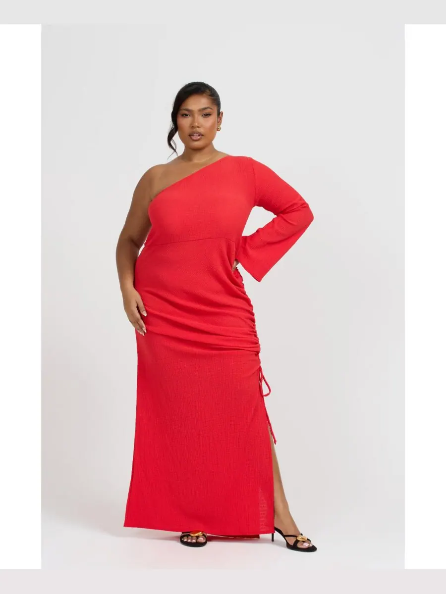 Женское длинное платье на одно плечо с расклешенными рукавами FASHION-SZN CURVE — красный